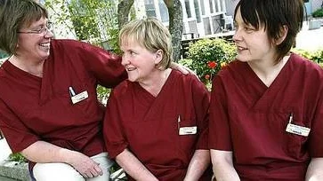 Iréne Hjalmarsson (t.v) Elisabeth Karlsson samt Anne-Marie Johansson tycker att det är positivt att fler anställda har dragit ner på sitt rökande sedan i fjol