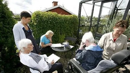 Varje tisdag hålls målarkurs på boendet Hasselparken, men att få måla utomhus är speciellt. Från vänster Gun Lindberg, Zana Vujicic, Ragnhild Johansson, Gunhild Carlsson och Isabel Hammar.