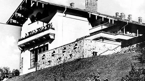 Hitler började i slutet av 1920-talet att samla på sig konst, med bl a utsmyckningen av bostaden Berghof, Berchtesgaden i åtanke.