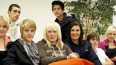 Angelica Nyberg, Hassan Khrais, Karl Noremo, Victoria Lundin, Jonathan Landström, Victor Persson och Moa Morrison ställer upp i ungdomsnätverket. Här ses de med ungdomspolisen Ulrica Hillerstig.