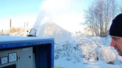 Stefan Casserlund från Månkarbo IF hade vakten vid snökanonen på måndagsförmiddagen.