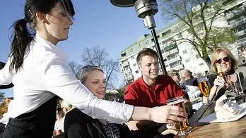 Kollegorna på IP Only tar gärna en öl tillsammans. Fr v Viktoria Ohlsson och Tobias Lindgren.