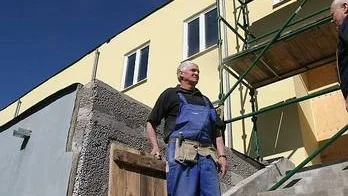 Byggnadsarbetaren Kolasa Zdzisediy Gdynia som pratar med byggledaren Mats Englund