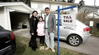 Talar Farag, Kawa Shamar och deras dotter Shada Shamar funderar på att köpa hus.