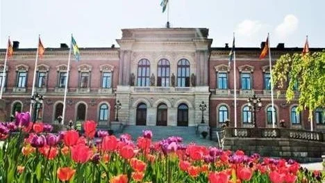 Allmänna sången i universitetsaulan med kungligt besök av kronprinsessan Victoria. Universitetshuset i tulpanblomning.