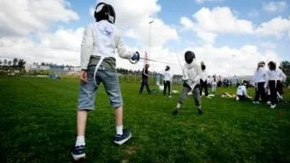Olympic Day. Magnus Lif och Joel Ellesjö testar fäktning.