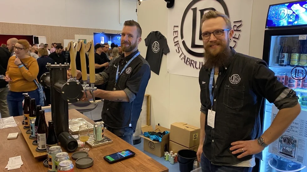 Jimmy Frieberg och Håkan Lindberg (till höger) vid en ölmässa i Uppsala. Nu har de bryggt 1 000 liter av den unika ölen.