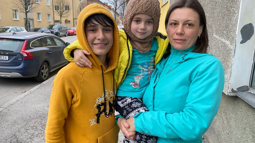 Nataliia Udovychenko, med tolvårige sonen Daniil och fyraåriga dottern Dariia. 