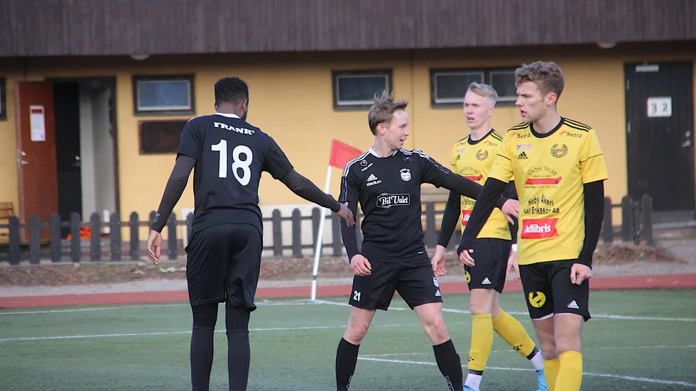 Här jublar Fanna BK vid det förra besöket på Tegelvallen, strax innan seriepremiären. Nu var laget tillbaka, som serieledare i division 4.