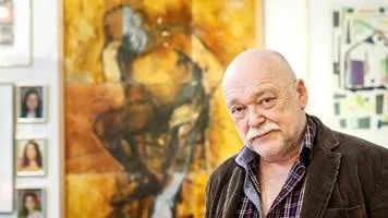 Finlandsvensk. I Sverige är han finsk, och i Finland är han svensk. Man blir ingenting och mittemellan, tycker skådespelaren Tomas Laustiola som ofta fått spela en viss typ av roller på grund av sin finlandsvenska dialekt.