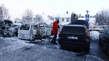 Thomas Applequist beskådar förödelsen efter nattens brand.