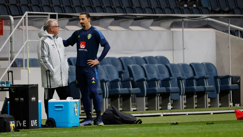 Herrlandslaget i fotbolls förbundskapten Janne Andersson pratar med Zlatan Ibrahimovic under fredagens träning på Friends Arena inför Sveriges play-off match i VM-kvalet mot Polen på tisdag.