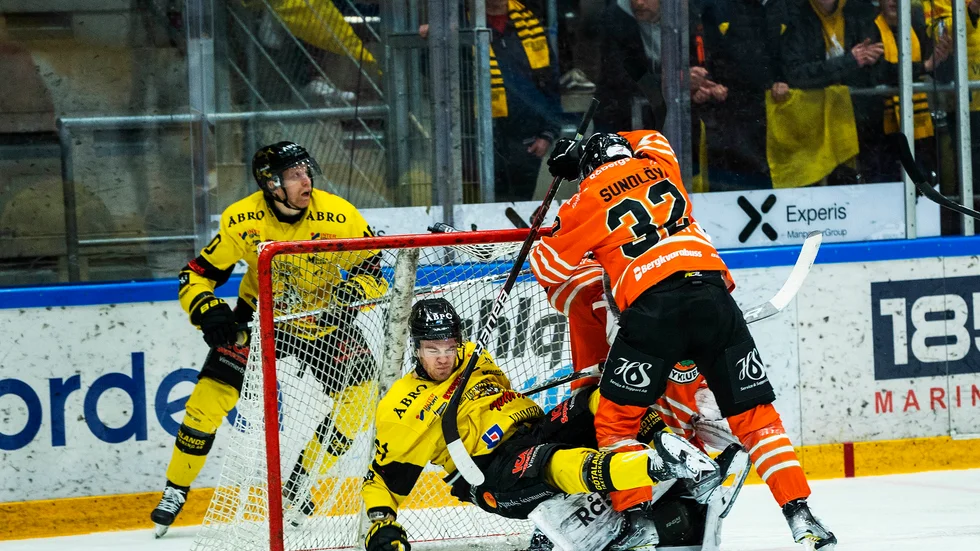 Jakob Karlsson ser på när Todd Winder trycks in i motståndarkassen i matchen i fredags.
