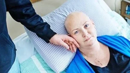 Nyligen fick Kajsa Wennman det tunga beskedet att tumörerna har spridit sig till huvudet. En följd av det är att ena halvan av hennes ansikte är förlamat. Hennes man, Daniel Wennman, finns vid hennes sida och bor också på hospice. Sjukdomen gör henne tröttare och tröttare.