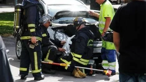 Tierp 3 juli 2013: Kollision mitt i Tierp
En personbil och ett fordon av mopedbilstyp kolliderade vid 14-tiden på onsdagen i korsningen mellan Rådhusallén och Södra Esplanaden i centrala Tierp. Det lättare fordonet fick omfattande skador på karossens frontparti men även personbilen bärgades från platsen.