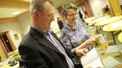 UL:s trafikdirektör Johan Wadman och Hebys kommunalråd Marie Wilén kollade tidtabeller.