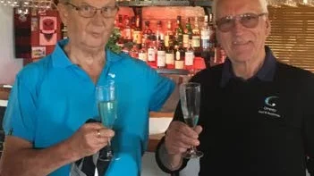 Firande. Carl-Axel Lhådö gratuleras av Christer Johansson, vd på Orresta golf.