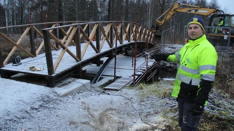 På plats. En ny bro är nu på plats i Engelska parken i Söderfors. Hantverkaren Kent Mattsson fixade till de sista detaljerna på bron på fredagen.