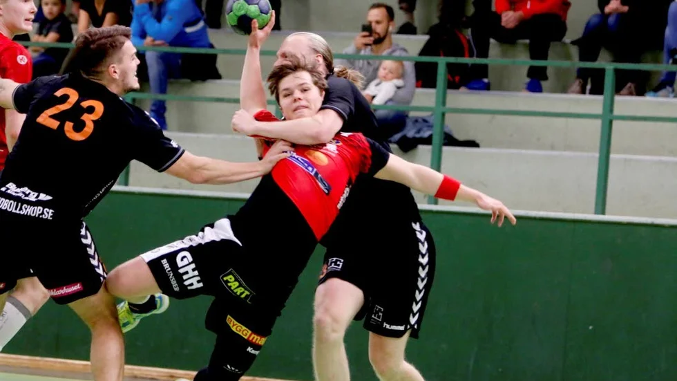 HÅRT. EHF och Marius Budvik Norell togs ibland lite väl hårt om hand av Brännanförsvaret.