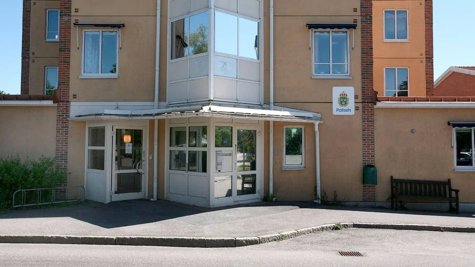 Hjälp. Den knivskurne tog sig till polisstationen i Bålsta där en polispatrull befann sig.