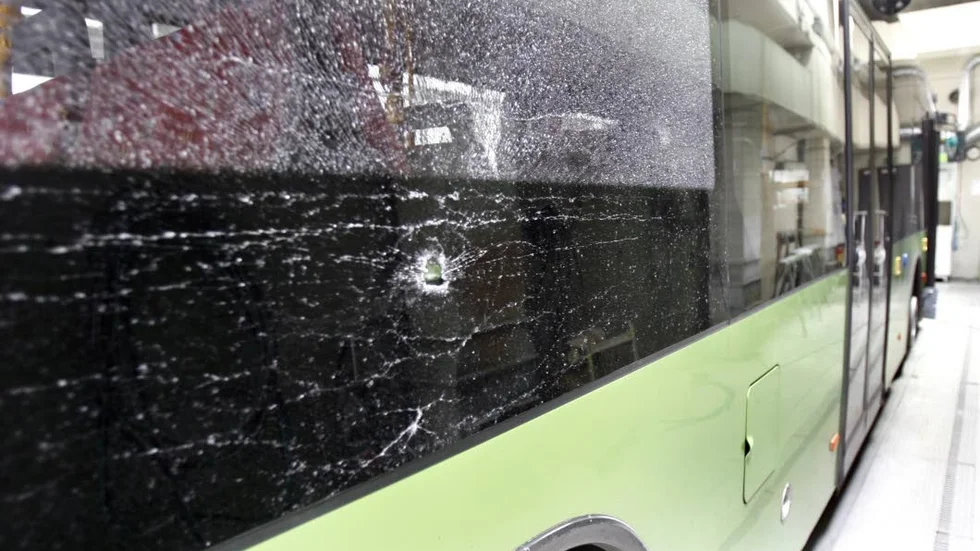 Skadad buss. Stenkastning förekom redan 2008 då denna bild togs.