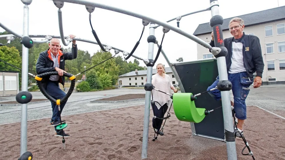 Testing. Carl-Johan Hansson, Johanna Krantz och Erik Göthberg testar klätterställningen.