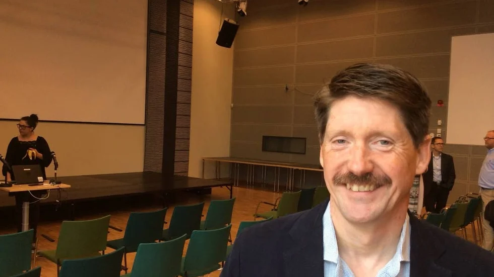 Firar med tårta. Öppen dialog med företagare är receptet för ett bra företagsklimat, menar Kent Ryberg, näringslivsutvecklare i Knivsta. kommun.