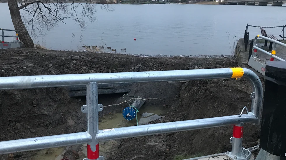 Vattenledningen som byts ut går i princip parallellt med Tosteröbron.
