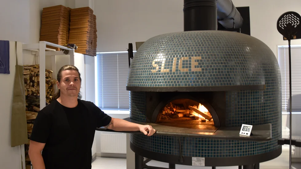 I Björkskatakyrkan finns det i dag golfhall och pizzeria. Trots att verksamheten öppnade precis i början av coronapandemin har satsningen gått bra och nu byggs restaurangdelen ut. Simon Johansson (bilden) är en av ägarna.