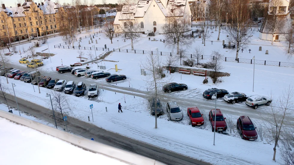 Samhällsbyggnadsnämnden backar nu från förslaget att införa p-avgift från första minuten på kyrkparkeringen. När två timmar gått kommer det dock att kosta 15 kronor i timmen mot tidigare 13 kronor. (Arkivbild)