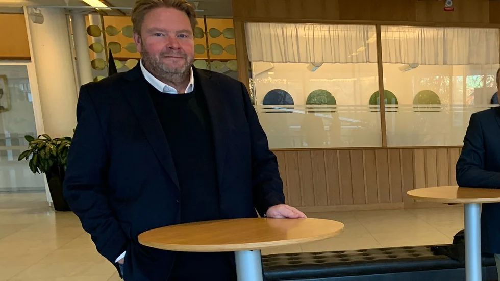 Politikern Anders Eriksson (C) har fortsatt förtroende för högsta skolchef Inger Fransson fast att gymnasieskolan hade öppet hus emot rekommendationer och skyddsutrustning saknas på flera skolor.