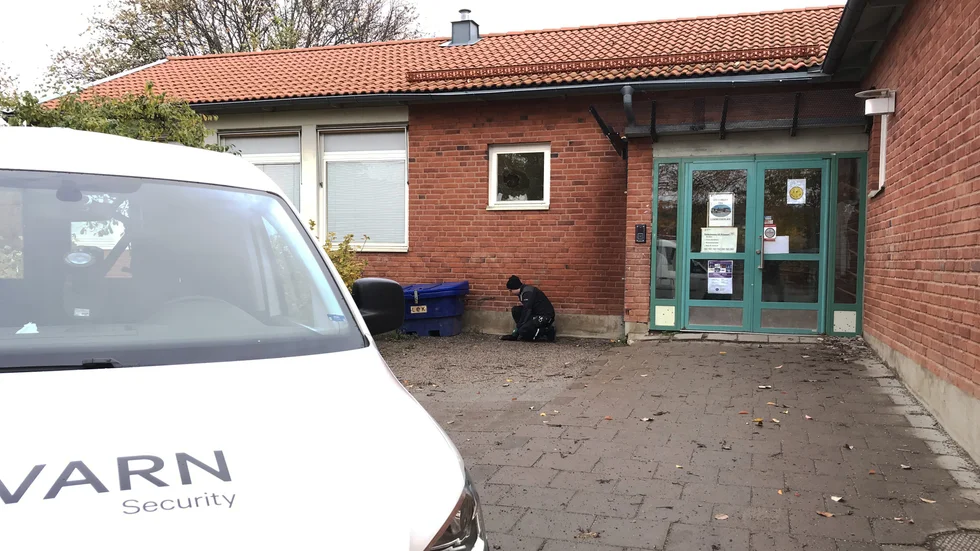 Lundbyskolan har drabbats upprepade gånger av skadegörelse och inbrott i höst. Senast tog man sig in i skolans idrottshall natten till torsdagen. Bilden är tagen vid ett tidigare inbrott.