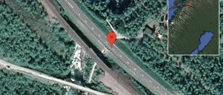 Lastbil stillastående på E10 - helt stopp i ett körfält