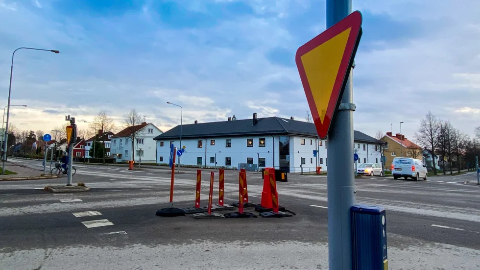 Nu försvinner Katrineholms sista trafikljuskorsning. Ljusen har monterats ner och snart ska korsningen bli rondell. Men borttagna trafikljus gör inte att Katrineholms status som uppkörningsort hotas.