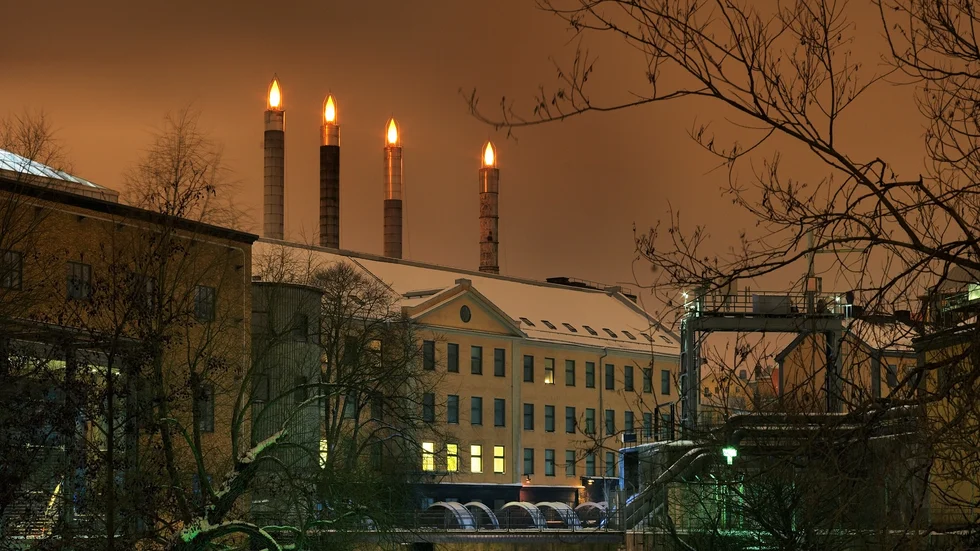 Det första ljuset tänds första advent. Ljusstaken får sedan lysa till och med den sista januari.