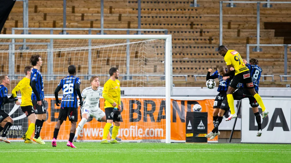 Situationen när Moses Ogbu och Mjällby fick straff för en hands på Simon Gefvert. Siriustränaren Henrik Rydström ansåg att Sirius skulle haft frispark i stället.