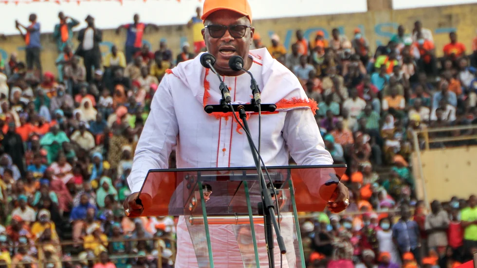Burkina Fasos president Roch Kaboré hoppas bli omvald i söndagens val, men de senaste årens brutala våldsspiral i landet lägger en tung skugga på hans mandatperiod. Här framträder han inför anhängare i landets näst största stad Bobo-Dioulasso.