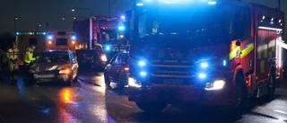 Bil körde in i refug och välte trafikljus
