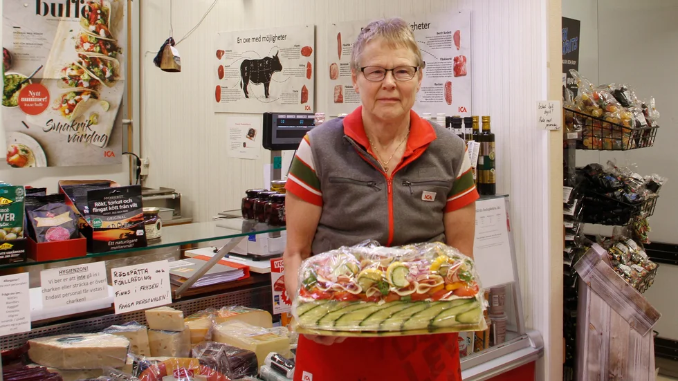 Delägaren Helena Granbeck berättar att ost och smörgåstårtor finns bland de mest efterfrågade varorna.
