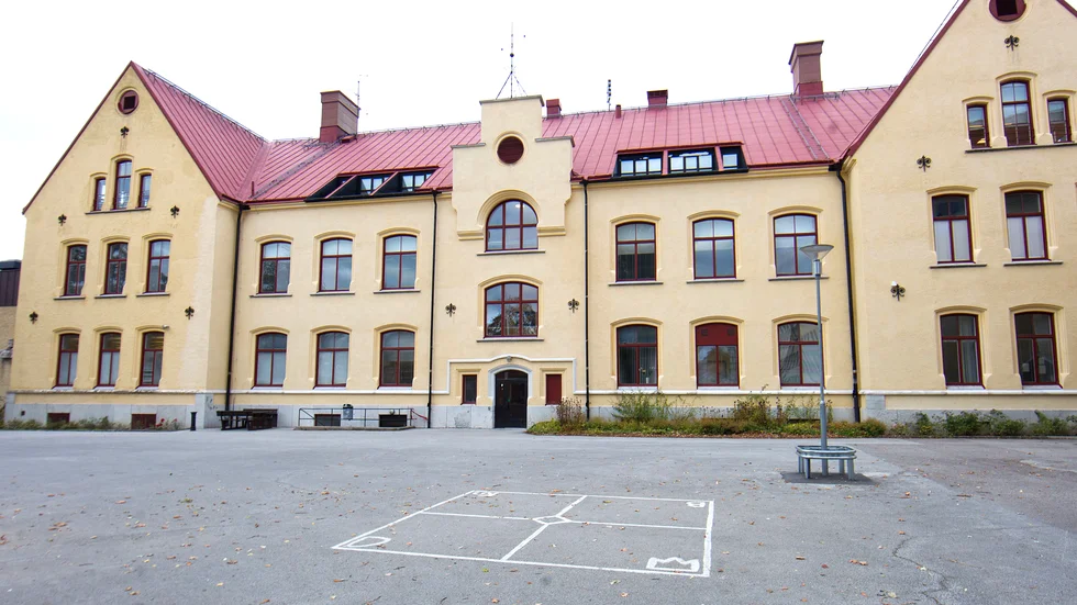 De två ungdomarna ska förra året ha rånats vid Solbergaskolan. 