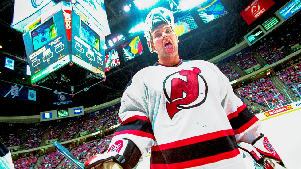 Martin Brodeur, New Jersey Devils, räcker ut tungan under en NHL-match.