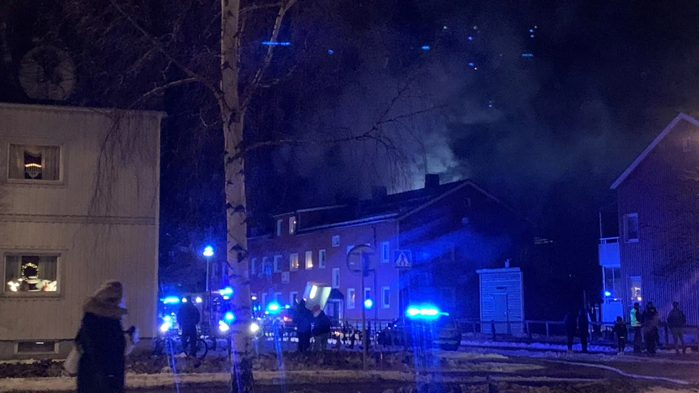 Räddningstjänsten har ännu inte lokaliserat branden i byggnaden längs Lundagårdsgatan i Boden.