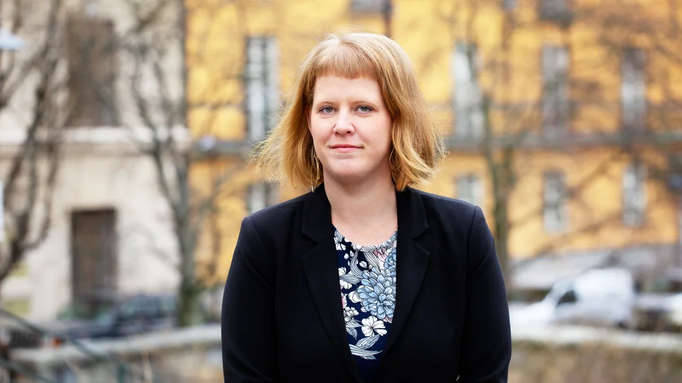Josefin Nyström är distriktschef för Ibn Rushd Östra. Hon är mycket kritisk mot rapporteringen om studieförbundet. "Det är helt enkelt inte sant att texter om barnaga, barnäktenskap, antisemitism, kropps- och dödsstraff använts i Ibn Rushds granskade verksamhet", skriver hon till Folkbladet.
