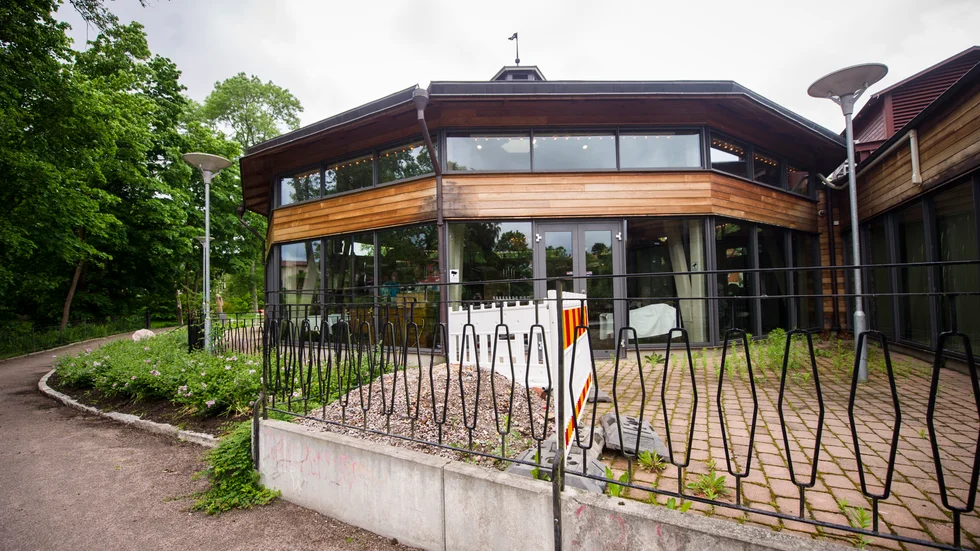 En kulturpärla är på väg att försvinna från vår stad. Det handlar förstås om samlingen av skyltar i Pelles Lusthus. Skriver Ulf Abrahamson och Eva Andersson med flera.
