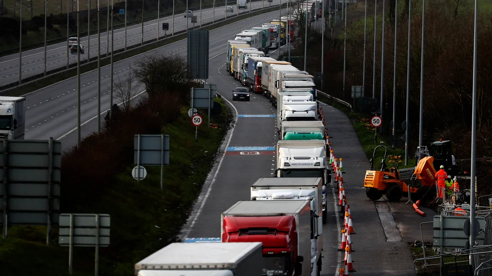 Det ligger i svenskt intresse att handeln med Storbritannien kan fortsätta flöda. Men risken för avbrott och stök är uppenbar om bara grundläggande WTO-avtal gäller från årsskiftet med Brexit.
