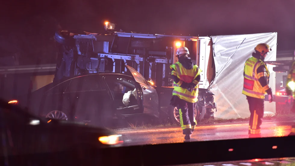 En person fördes till sjukhus och norrgående fil på E4 i söder om Lästringe stängdes av, en stund, efter en trafikolycka med en lastbil och en personbil. 