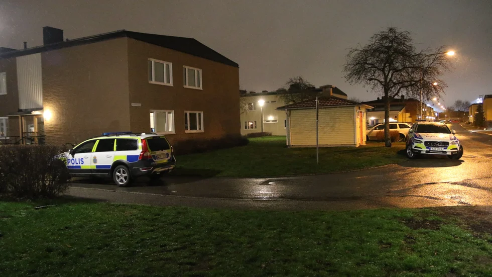 Mannen misstänks för att ha huggit en bekant 50-årig man i halsen.