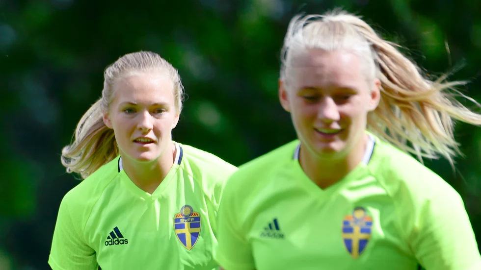 Magdalena Eriksson, som nyligen tog hem Diamantbollen, och Stina Blackstenius, är bland de fem svenskor som kan komma med i årets världselva i fotboll.