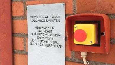 Larmknappar för nödfall vid speciella händelser har installerats utanför brandstationerna i Skellefteå kommun.