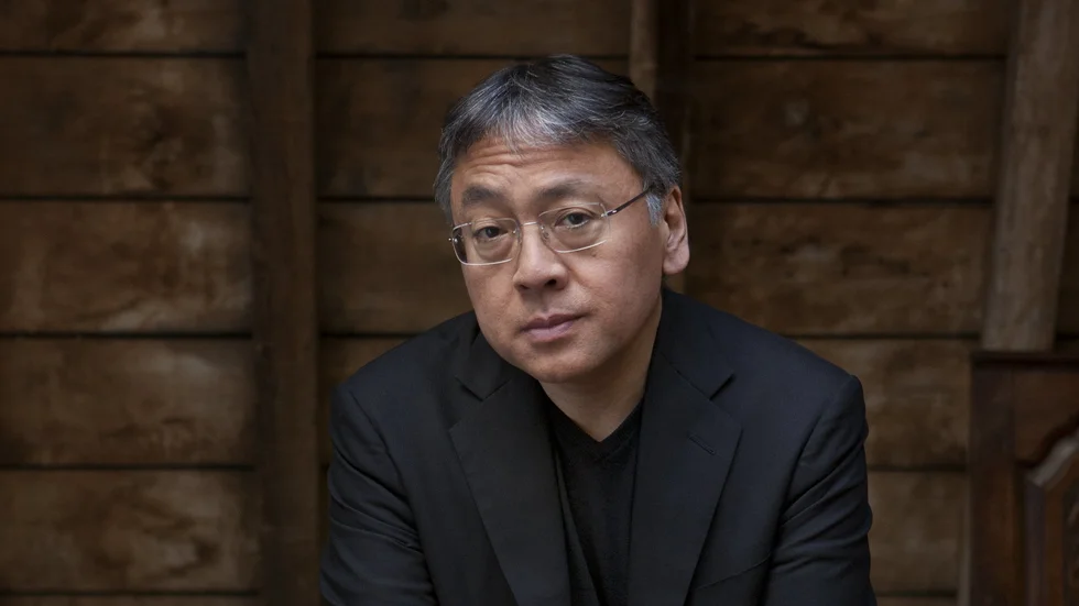 "På sätt och vis vill jag att pandemin ska påverka mitt skrivande. Jag menar att pandemin är en enorm sak, även symboliskt", säger Kazuo Ishiguro. Pressbild.